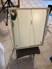 Specchio contenitore bagno con presa
