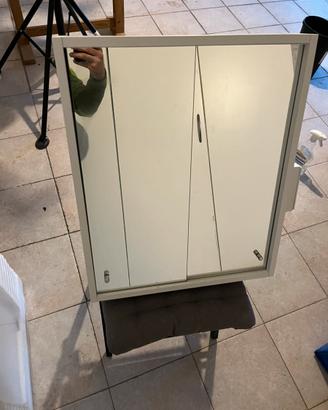 Specchio contenitore bagno con presa