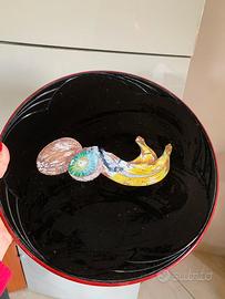 Piatto vintage nero con decorazioni frutta