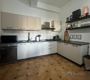 CUCINA MODERNA AD ANGOLO COME NUOVA