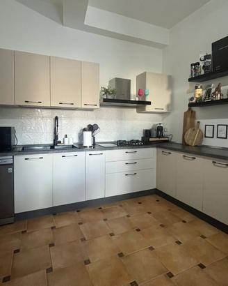 CUCINA MODERNA AD ANGOLO COME NUOVA