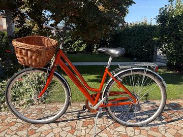 BICICLETTA DONNA ALLUMINIO  CON CESTINO VIMINI
