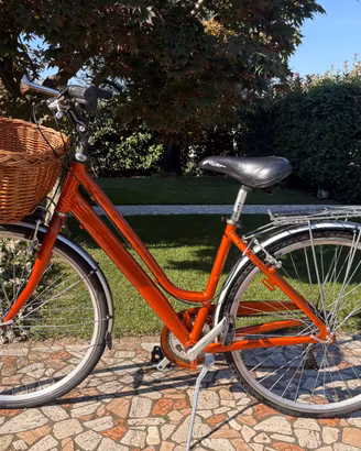 BICICLETTA DONNA ALLUMINIO  CON CESTINO VIMINI