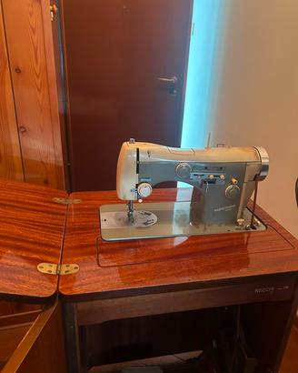 macchina da cucire Necchi, con mobiletto 