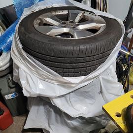 4 cerchi in lega + 2 gomme al 95% + 2 Al 60%