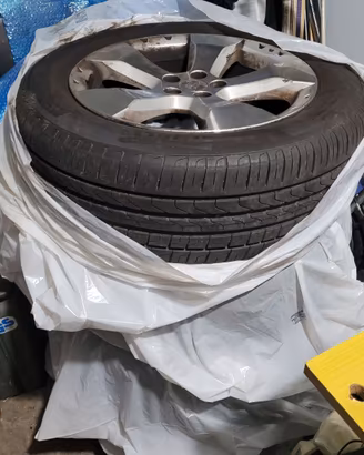 4 cerchi in lega + 2 gomme al 95% + 2 Al 60%