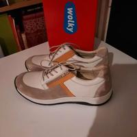 Scarpe sportive in pelle beige con inserti arancio