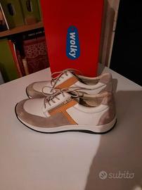 Scarpe sportive in pelle beige con inserti arancio