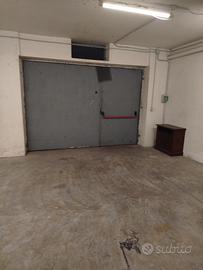 Ampio magazzino con bagno