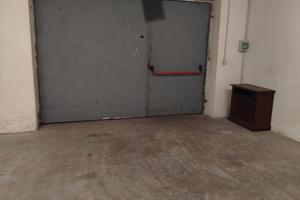 Ampio magazzino con bagno