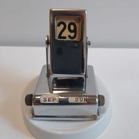 Calendario perpetuo girevole da scrivania.