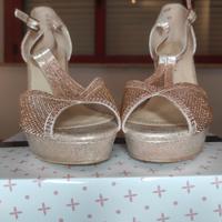 Scarpe eleganti aperte 