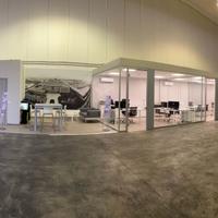 Uffici con vetrate e pavimentazione