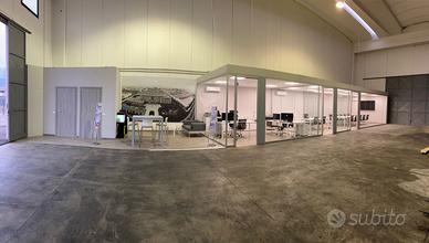 Uffici con vetrate e pavimentazione