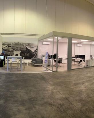 Uffici con vetrate e pavimentazione