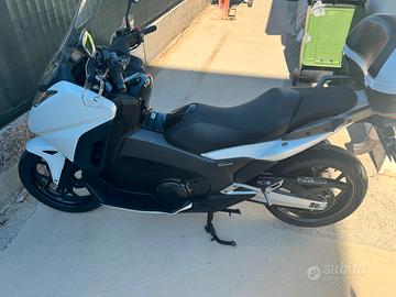 Honda Integra 750  come nuova.