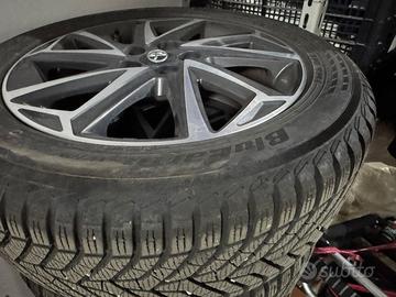 4 ruote Toyota Yaris con cerchi originali 16” 2022