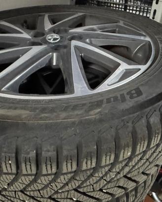 4 ruote Toyota Yaris con cerchi originali 16” 2022