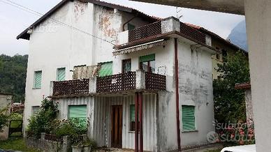 Casa da ristrutturare a Montereale Piazza Roma
