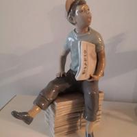 Ragazzo che vende giornali Nao by Lladró 