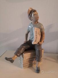 Ragazzo che vende giornali Nao by Lladró 
