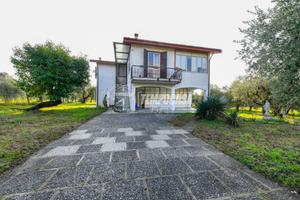 VILLA SU DUE PIANI CON DUE APPARTAMENTI E CUBATURA