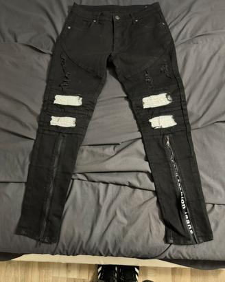 jeans strappati