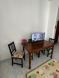 Tavolo da pranzo con 4 sedie – 140 × 80 cm