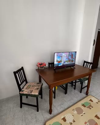 Tavolo da pranzo con 4 sedie – 140 × 80 cm