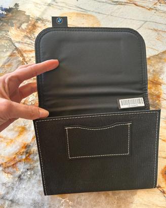 Cuatodia documenti BMW