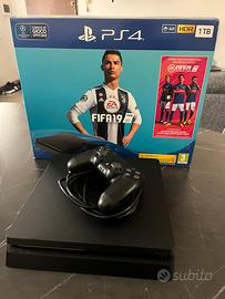 PlayStation 4 edizione FIFA19 + joystick