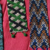 Bracciali e collier in perline fatti al telaio