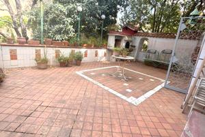 Zona chiaia- 8 vani+2acc. con terrazzo e p.auto