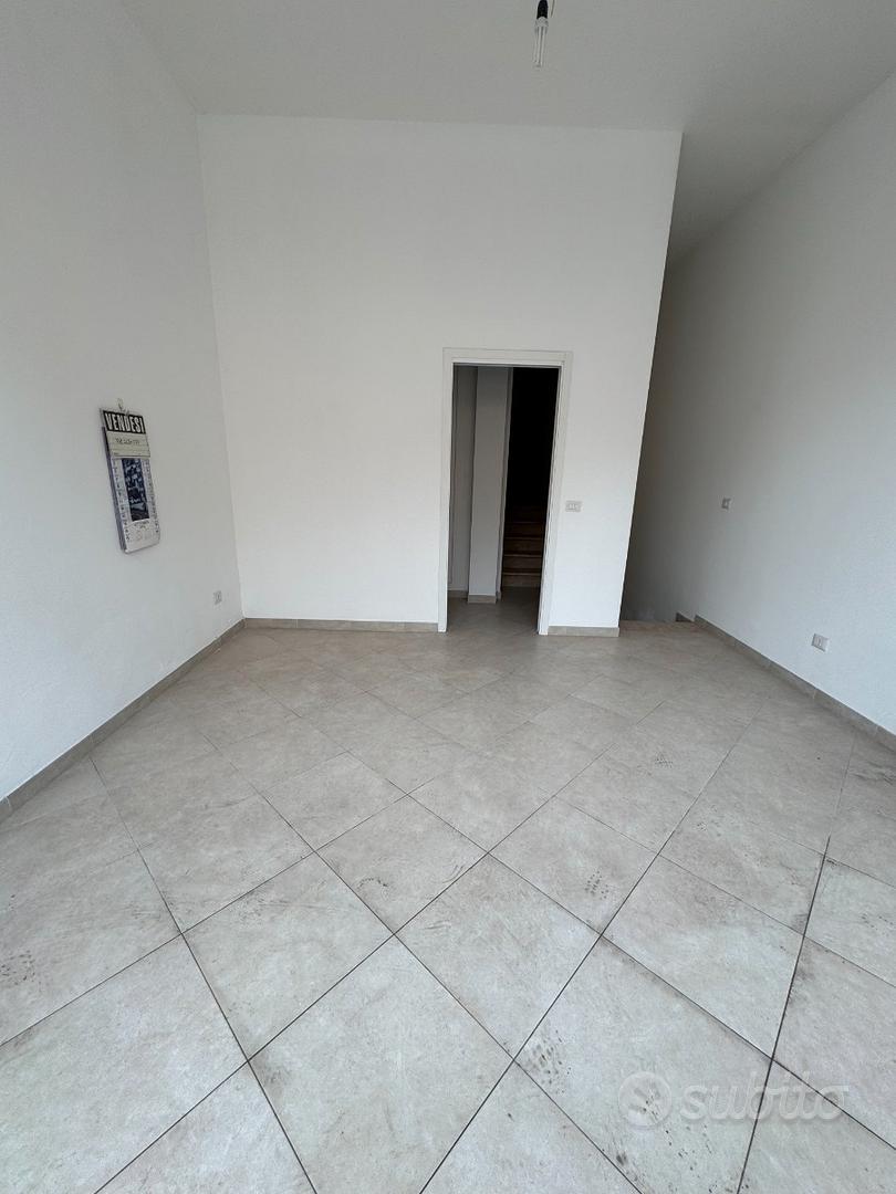 Avola Via Napoli: Locale C/1 125 mq 3 Ingressi - Vista 3
