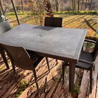 Tavolo e sedie da esterno