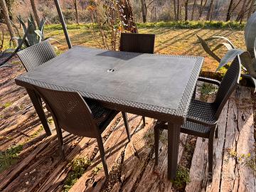 Tavolo e sedie da esterno