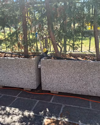 Fioriere da esterno in cemento e ghiaia
