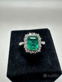 Anello con smeraldo e diamanti