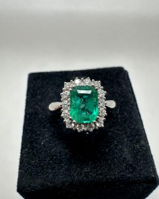 Anello con smeraldo e diamanti