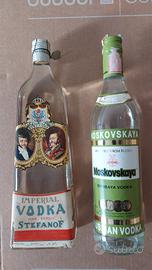 Due bottiglie vintage di vodka