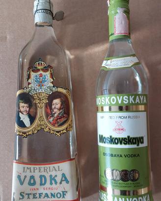 Due bottiglie vintage di vodka