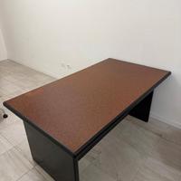 Scrivania direzionale in legno e nero