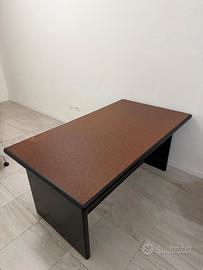 Scrivania direzionale in legno e nero