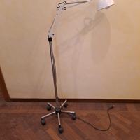 Lampada su treppiede per studio medico