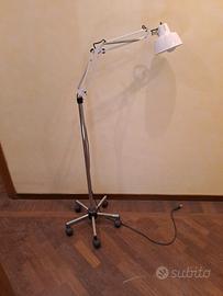 Lampada su treppiede per studio medico