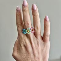 Anello con fiori realizzati a mano