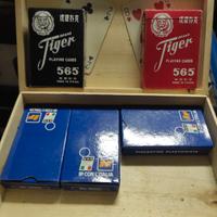 Cinque mazzi carte da gioco con scatola 