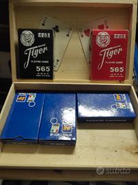 Cinque mazzi carte da gioco con scatola 