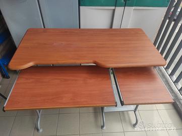 scrivania colore rovere.