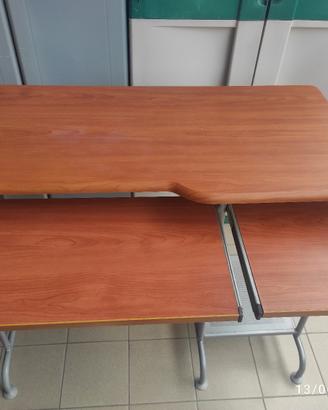 scrivania colore rovere.